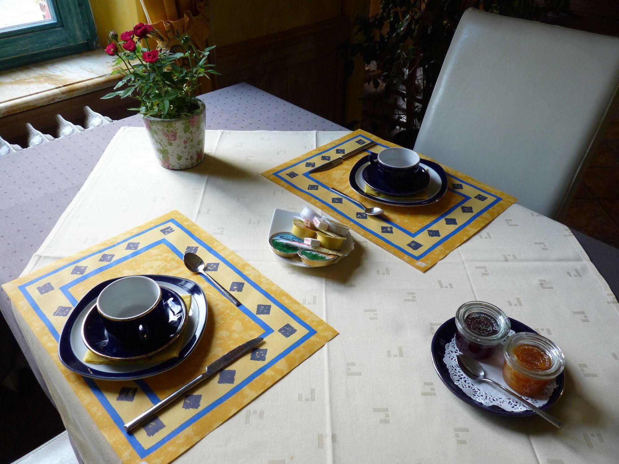 Les Tilleuls Hotel Jupille Екстериор снимка